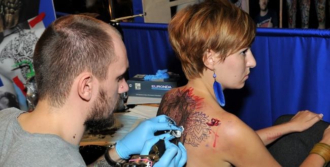 Fatalne skutki wakacyjnych tatuaży
