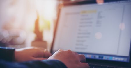 Ponad 20 osób zatrzymanych za groźby wobec osób publicznych w sieci