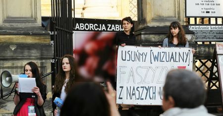 Kielecki restaurator nie odpuszcza ws. plakatów antyaborcyjnych. Zapowiada pozew do sądu