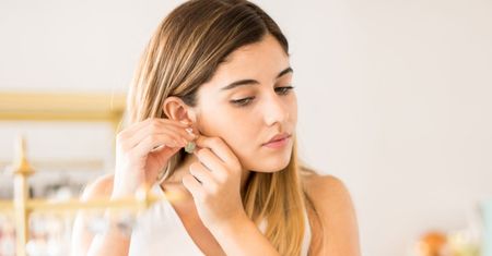 Małe kolczyki, których nie będziesz chciała zdjąć. Wybraliśmy najładniejsze modele