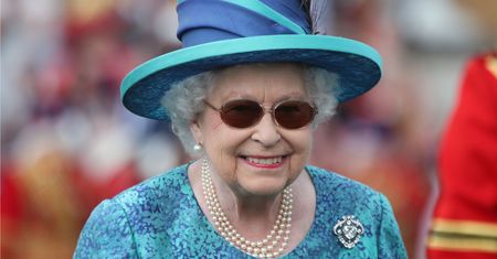 Anglicy sugerują królowej abdykację. Monarchini ma jednak powód, żeby zostać na tronie