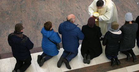 Koronawirus. Mszy nikt nie odwoła, a księża apelują. "Mamy uszy otwarte"
