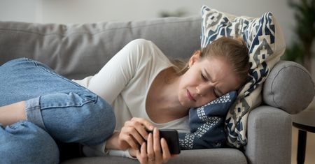 Przejrzała telefon męża. Anna odkryła prawdę i nie wie, jak się zachować