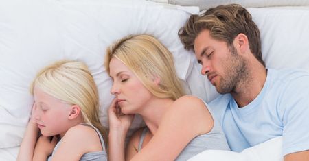 Powinniśmy pozwalać dzieciom spać w naszych łóżkach? Eksperci uspokajają rodziców