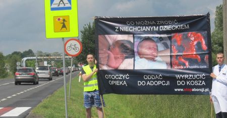 Obrońcy życia stanęli na drodze. Mogli spowodować wypadek