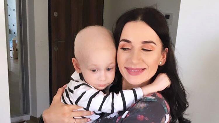 Mały chłopiec jest chory na neuroblastomę IV stopnia