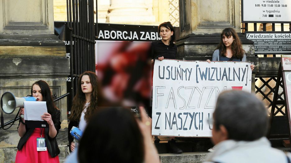 Przedstawiciele fundacji Pro-Prawo do Życia, prowadzili pikiety w wielu miastach Polski, m.in. w Krakowie, Wrocławiu czy Warszawie.