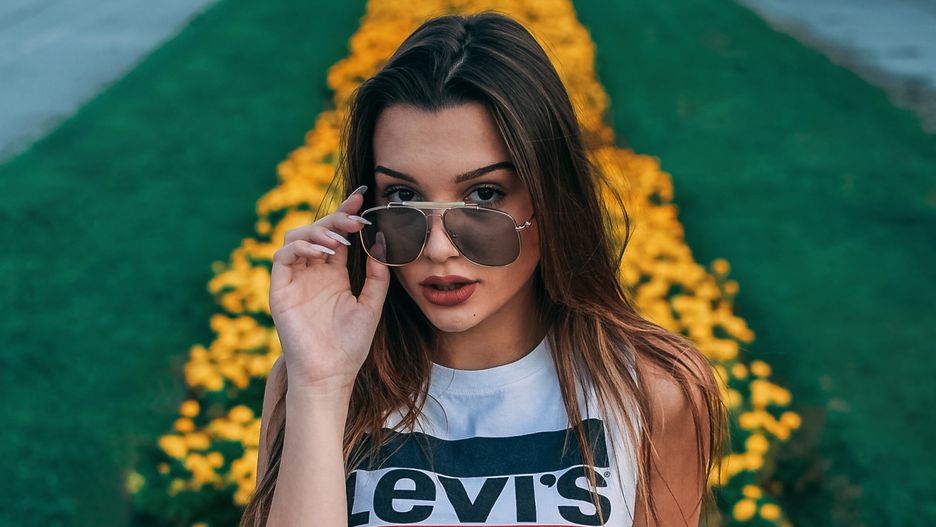 Hit powrócił. Duże logotypy znów są trendy