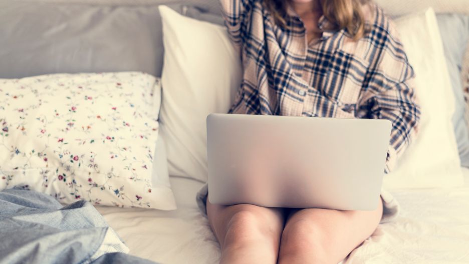 Różne są sposoby na miłosne zaklęcia. Niektóre wspomaga ponoć korzeń róży