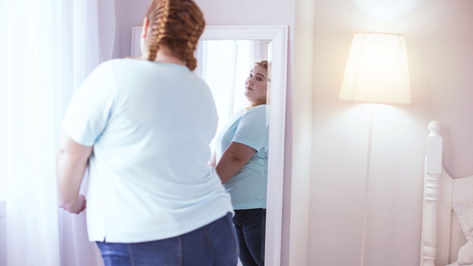 Kobieta w wieku 25 lat, o wzroście 170 cm i wadze 55 kg ma zapotrzebowanie kaloryczne na poziomie 1800 kcal.
