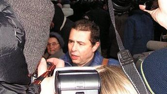 Wildstein rozmawia z dziennikarzami podczas pikiety