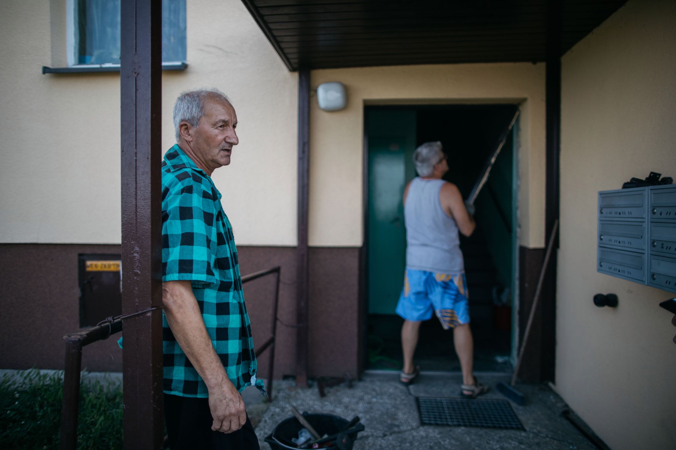 Jeden z emerytowanych pracowników PGR-u przed swoim domem na osiedlu pracowniczym. 