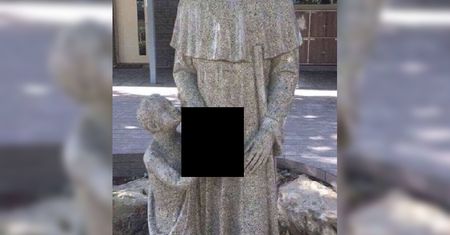 Katolicka szkoła zakryła figurę świętego i dziecka. Bo ludziom "się kojarzy"