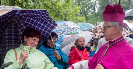 Umiar w zakupach i propagowanie zakazu aborcji. Tego od kobiet chcą biskupi