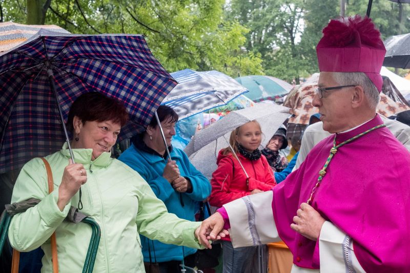 Umiar w zakupach i propagowanie zakazu aborcji. Tego od kobiet chcą biskupi 