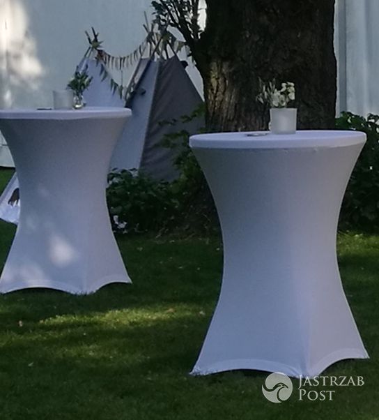Stoły dla gości na ślub Rozenek