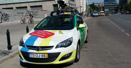Samochód Google'a wyjeżdża robić zdjęcia. Oglądaliśmy go z bliska