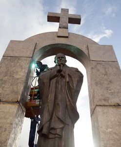 Pomnik Jana Pawła II we Francji przeniesiony. Trafił na teren prywatny, zaledwie 30 metrów dalej