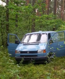 Przywiązali do auta bankomat i wyrwali go ze sklepu. W lesie dobrali się do łupu