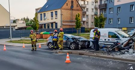 Wjechała w ścianę naprzeciw komendy chodzieskich strażaków