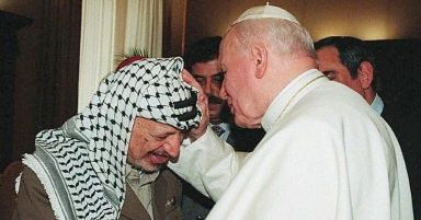 Papież modli się za duszę Arafata