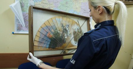 Oddała oszustom pieniądze i dzieło sztuki warte 60 tys. zł. Trzy osoby z zarzutami