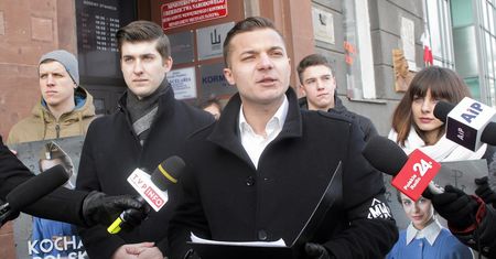 "Separatysta rasowy", niespełniony wokalista, millenials. Oto Mateusz Pławski, kontrowersyjny rzecznik Młodzieży Wszechpolskiej