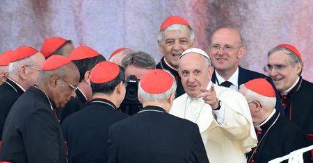 Polski arcybiskup śpi w urzędzie. Służbowe watykańskie mieszkanie oddał uchodźcom