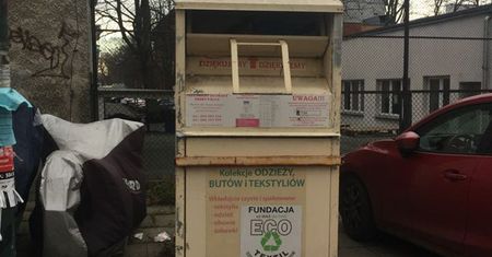 Wrzuciła ubrania do kontenera, aby pomóc biednym. Zszokowało ją to, co zastała kilka dni później