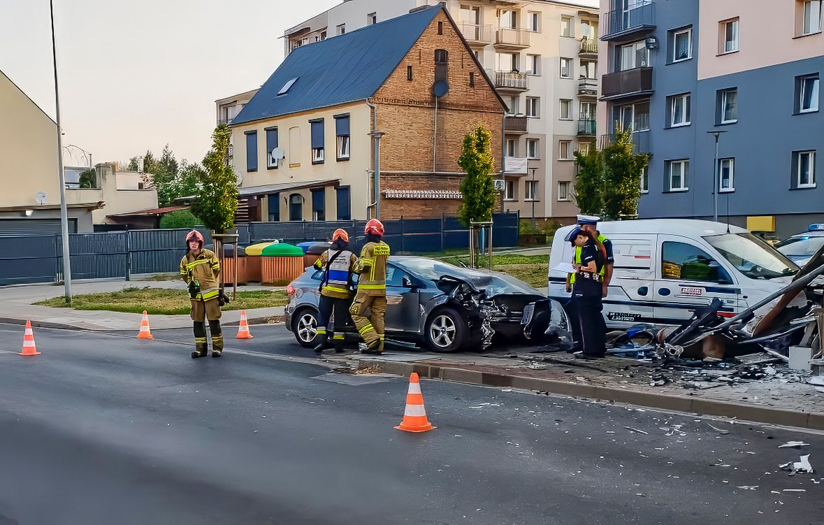 Wjechała w ścianę naprzeciw komendy chodzieskich strażaków