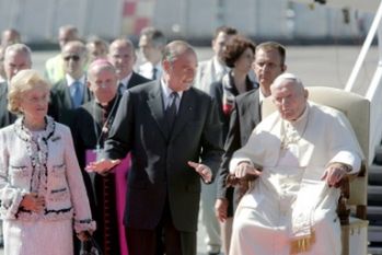 Papież Jan Paweł II przybył do Lourdes