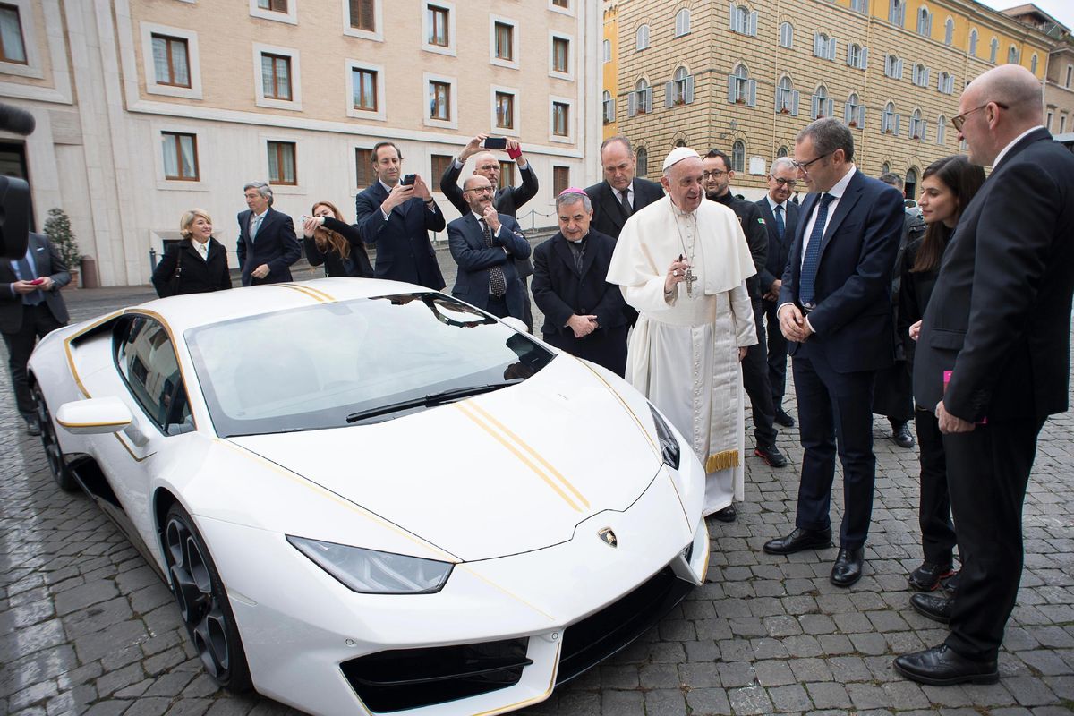 Papież dostał nowe auto. Lamborghini w specjalnej wersji