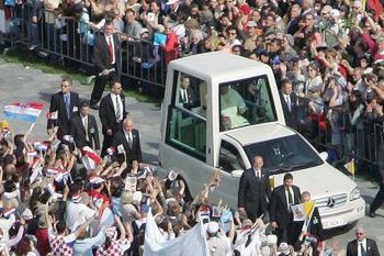Po wizycie w Szwajcarii papież powrócił do Rzymu