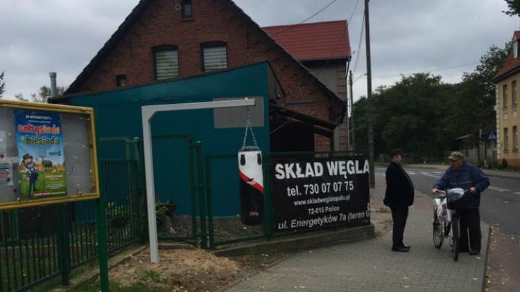 Zamontowano worek treningowy obok przystanku