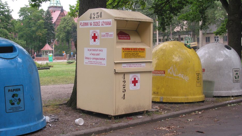 Mężczyzna chciał przeszukać pojemnik na odzież