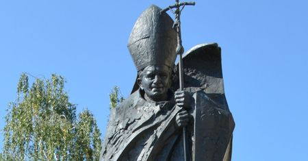 Nowy Sącz. Znieważył pomnik papieża, rzucał zniczami