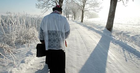 Przyjmujesz księdza po kolędzie. Potem czytasz o sobie i sąsiadach w raporcie parafialnym