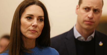 Księżna Kate zaskoczona przez mężczyznę z tłumu. Starszy pan zapomniał się, gdy poprosił o zdjęcie. Zareagowała niezgodnie z etykietą