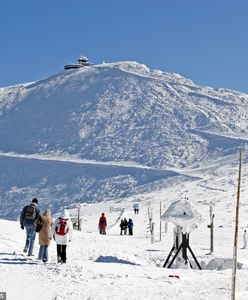 Śnieżka: wchodzili na szczyt w samej bieliźnie, wrócili z hipotermią. Ratownicy znosili ich na plecach