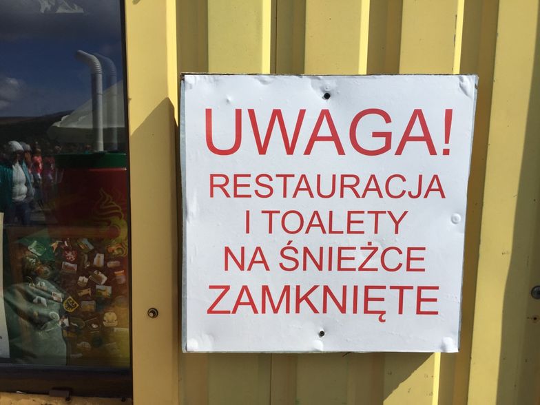 Informacje o zamkniętej restauracji na szczycie Śnieżki "krzyczą" do turystów w ostatnim czynnym schronisku na szlaku. 