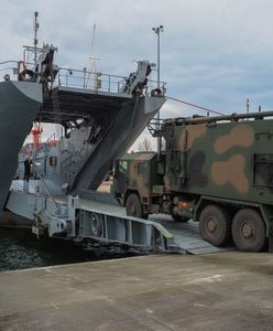 Litwa. Polski okręt ORP "Gniezno" uszkodzony podczas ćwiczeń. Rozpruty fragment burty