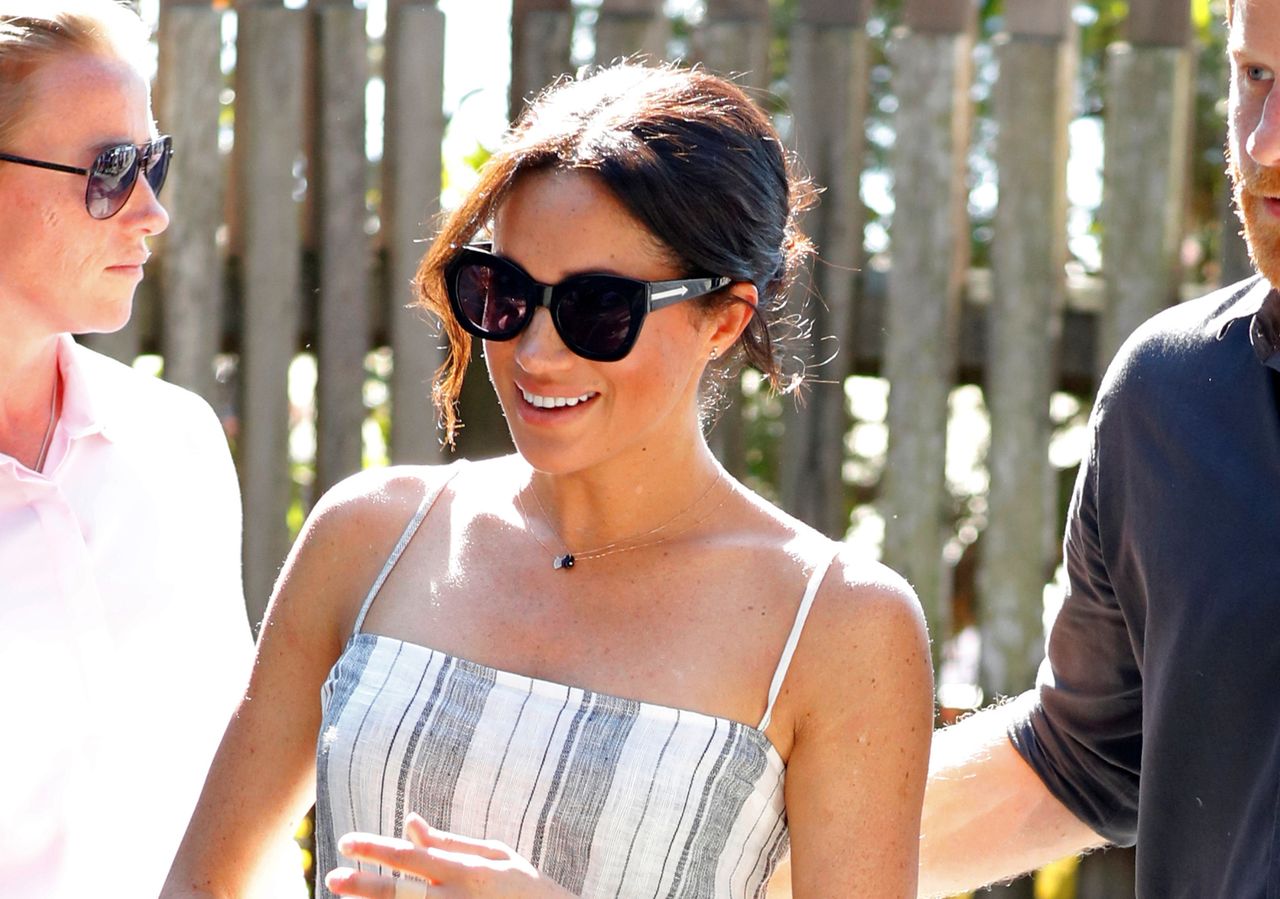 Meghan Markle w sukience z rozcięciem. Księżna pozuje jak Angelina