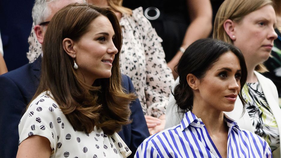 Księżna Kate i księżna Meghan noszą torebki w lewej ręce. Mają powód