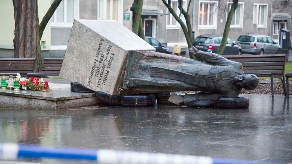 Gdańsk, 21 lutego 2019 roku. Skwer prałata Henryka Jankowskiego. Przewrócony pomnik duchownego.