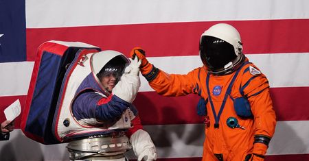 Na Księżyc w nowych skafandrach. NASA pokazała stroje kosmonautów