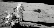 Pióro czy młotek? Co spadnie pierwsze? Amerykański astronauta nagrał film na Księżycu