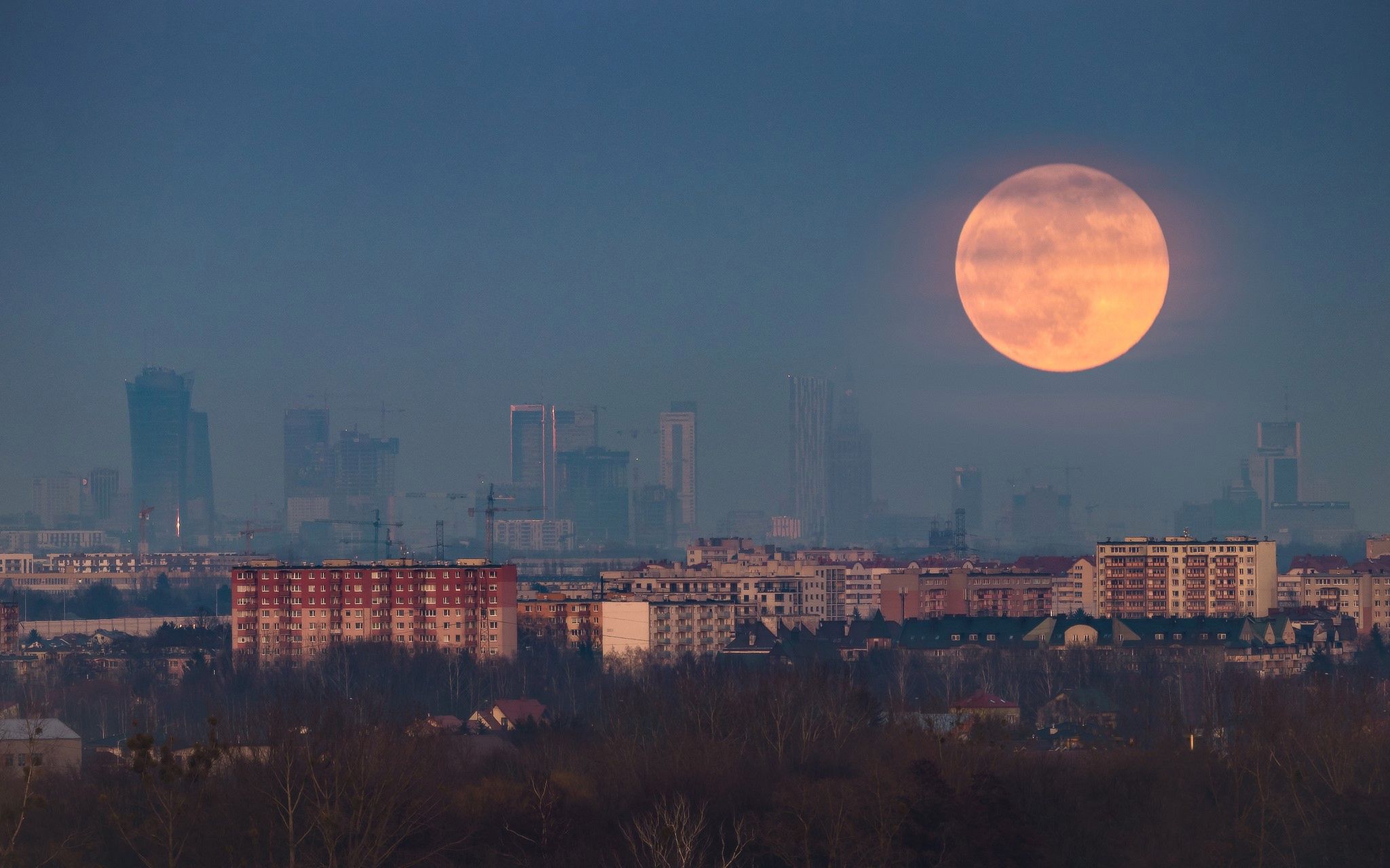 Niezwykły Różowy Księżyc to tylko jedno z ciekawych zjawisk astronomicznych, jakie będziemy mogli zobaczyć na niebie w tym tygodniu