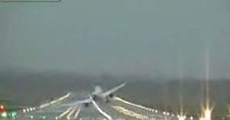 Airbusem, którym targał wiatr, wylądował drugi pilot
