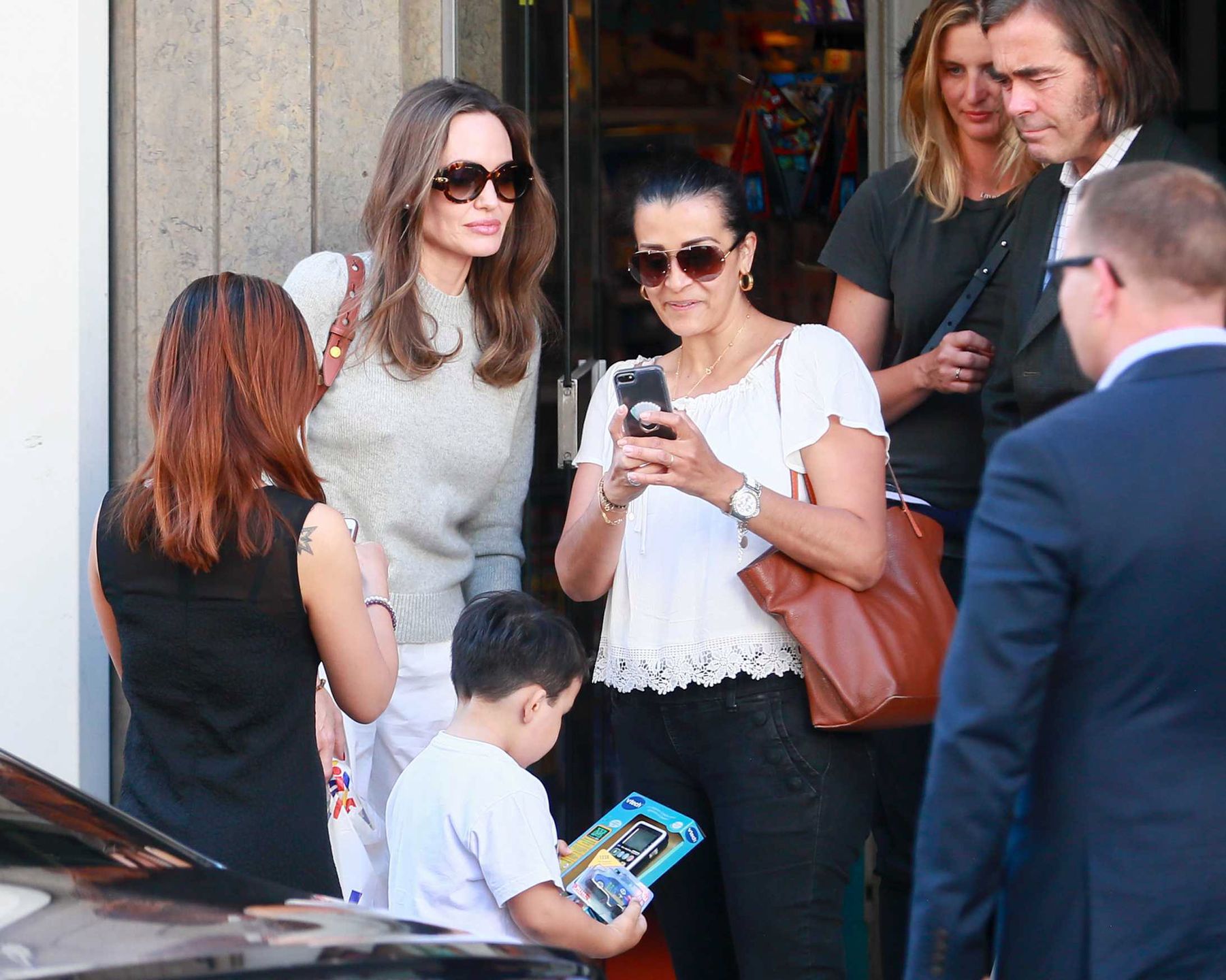 Angelina Jolie na ulicach Paryża kupiła chłopcu zabawkę