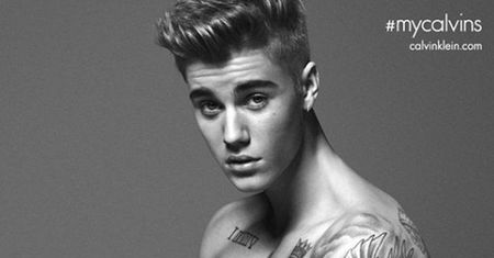 Zdjęcia Justina Biebera w kampanii Calvina Kleina przed retuszem